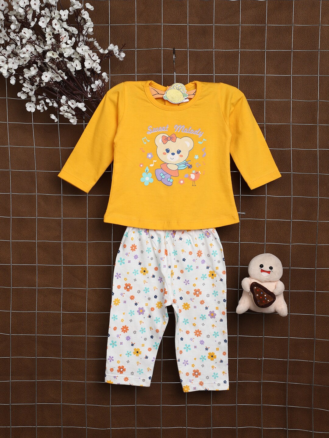 

V-Mart Infants Kids Printed Pure Cotton Top With Leggings, Yellow