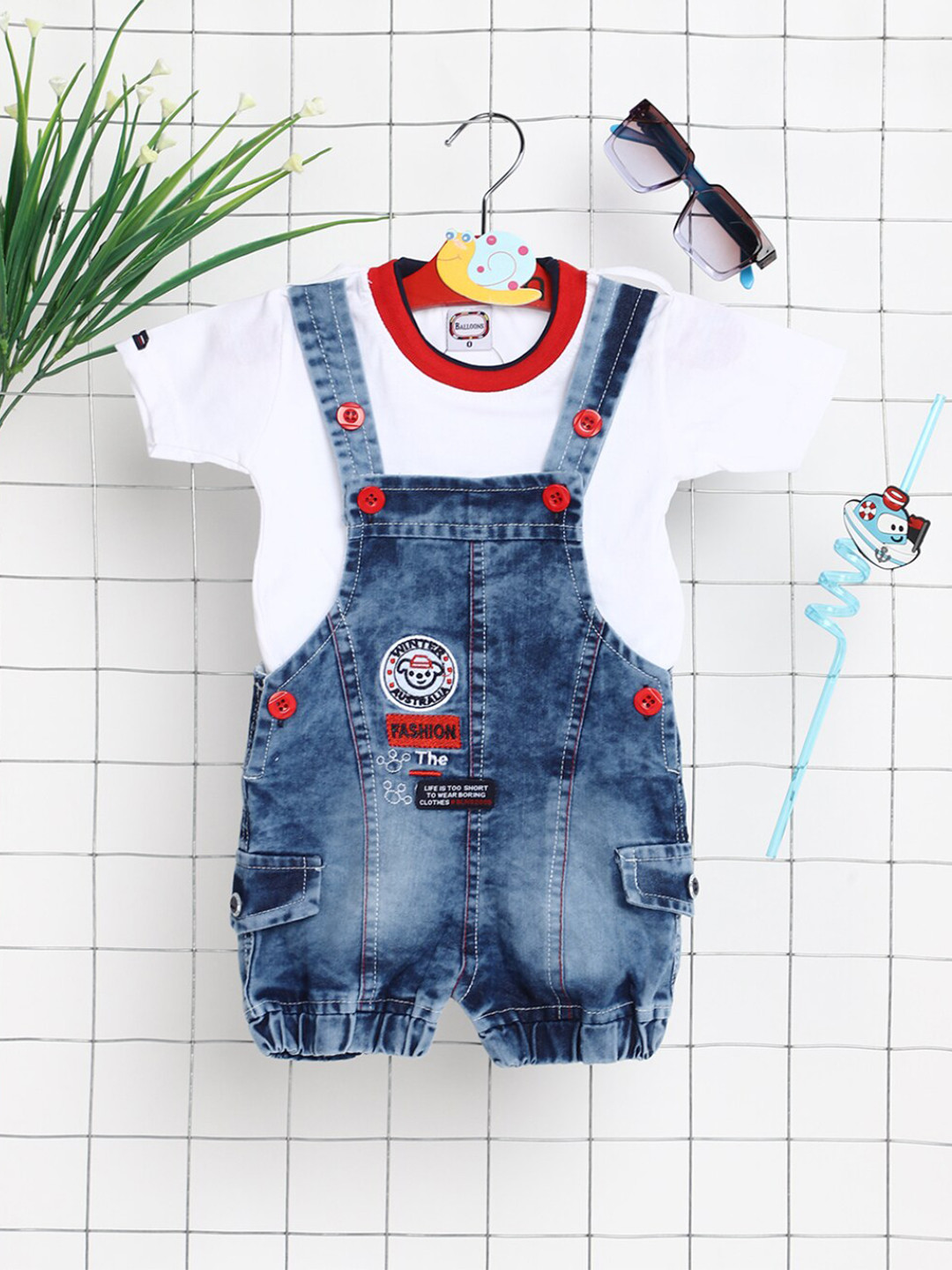 

V-Mart Infants Printed Pure Cotton T-Shirt With Dungaree, White