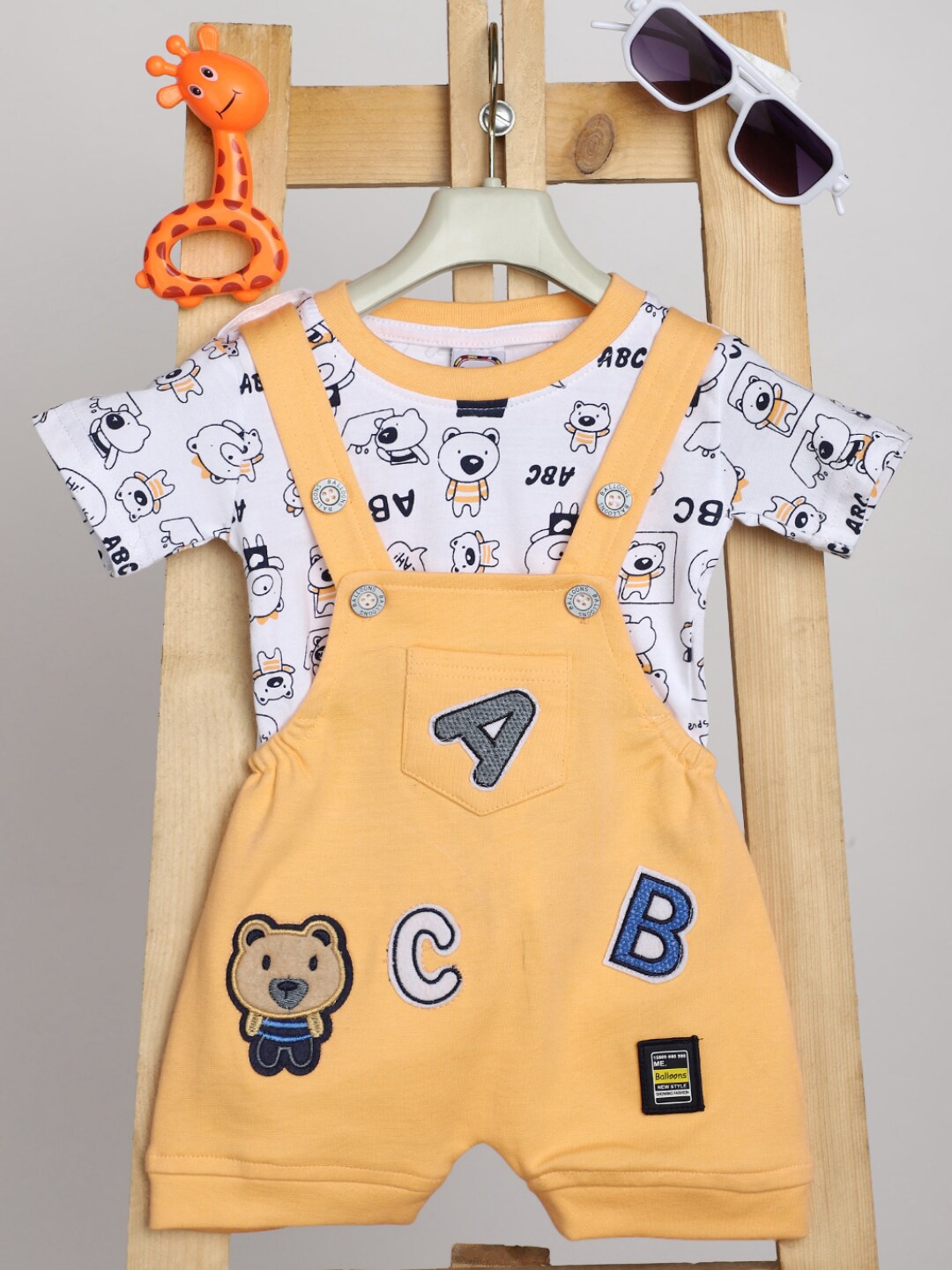 

V-Mart Infants Printed Pure Cotton T-Shirt With Dungaree, Orange