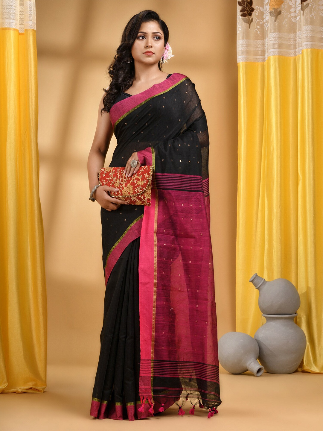 

DESH BIDESH Embellished Sequinned Saree, Black