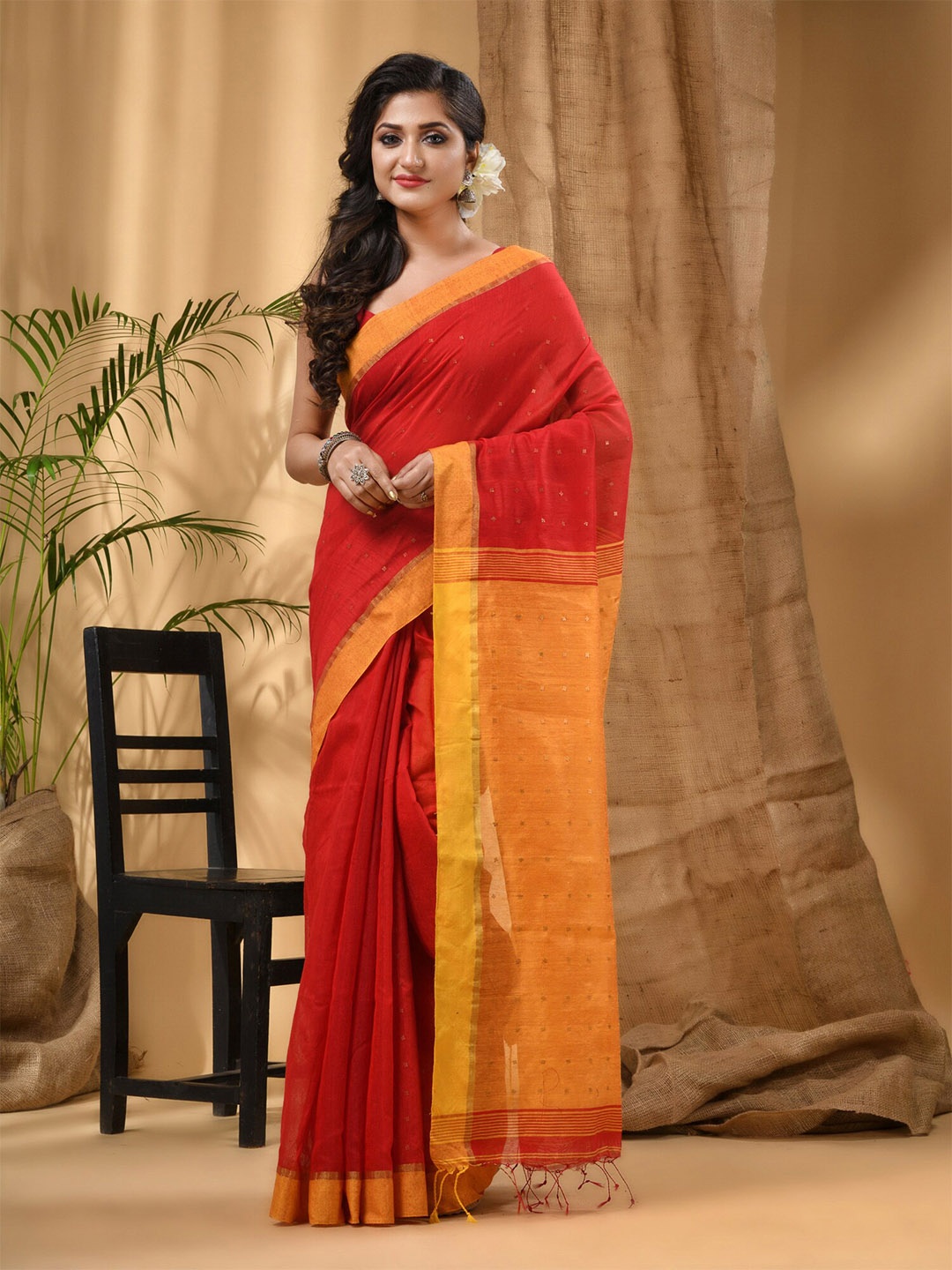 

DESH BIDESH Embellished Sequinned Saree, Red