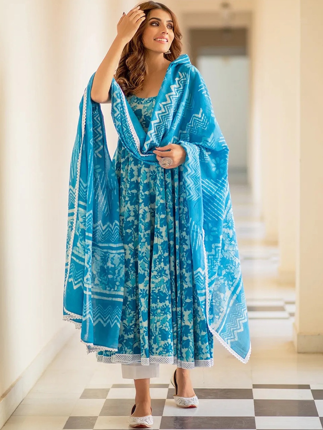 

GoSriKi Floral Printed Kurta With Trousers & Dupatta, Blue