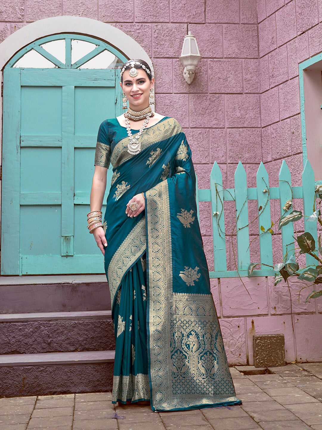 

Anouk Woven Design Zari Banarasi Saree, Turquoise blue