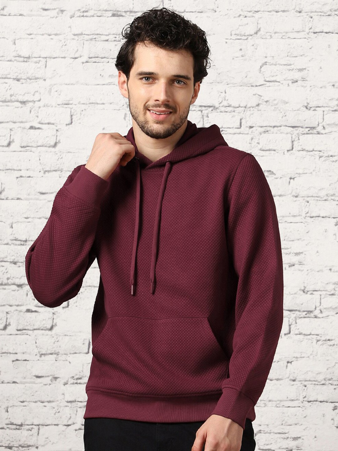 

NOBERO Self Design Quilted Hooded Pullover, Maroon