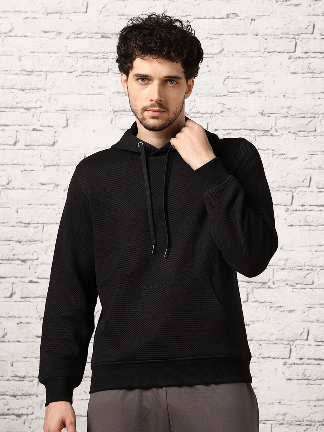 

NOBERO Zigzag Self Design Quilted Hooded Pullover, Black