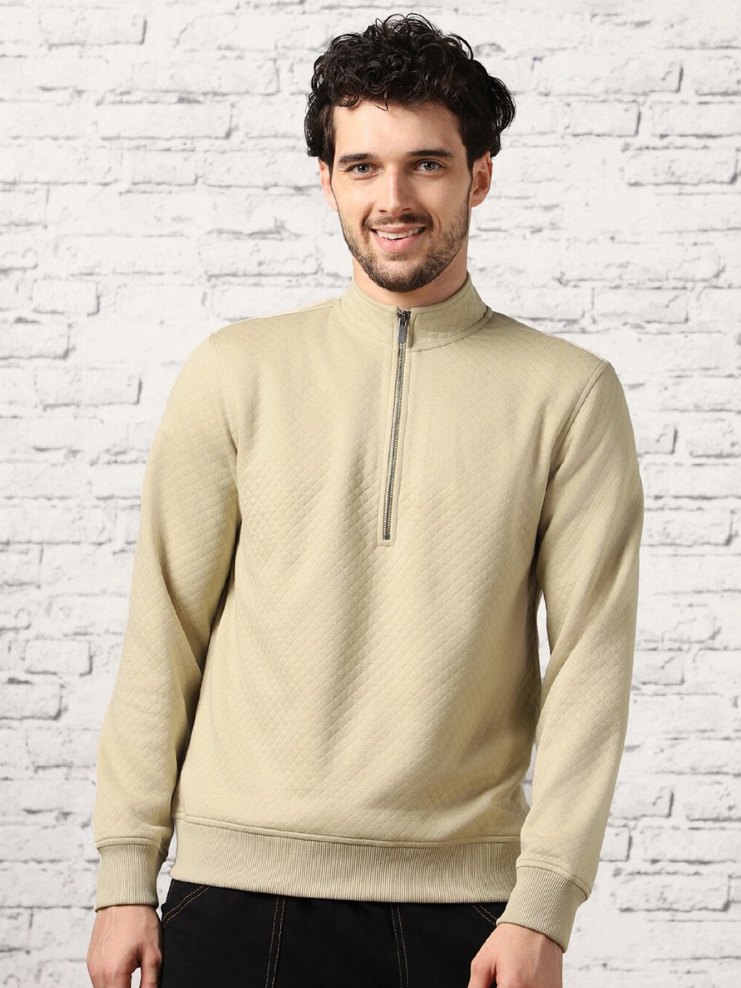 

NOBERO Self Design Quilted Mock Collar Pullover, Beige