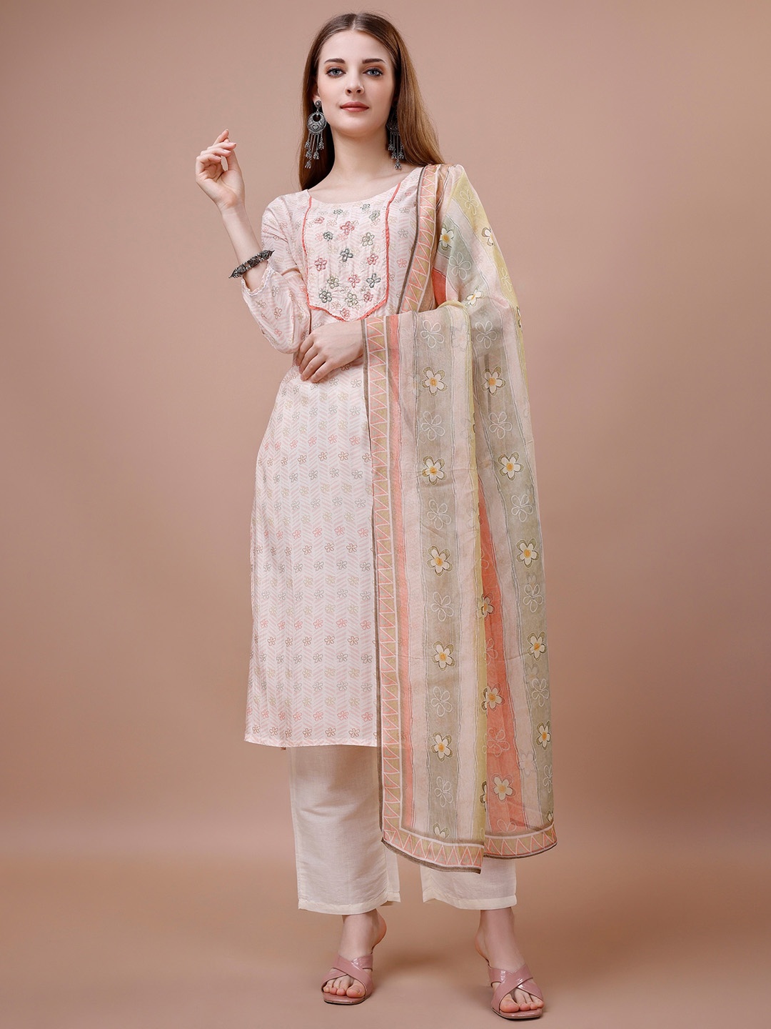 

Ishin Floral Embroidered Thread Work Kurta & Trousers With Dupatta, Off white