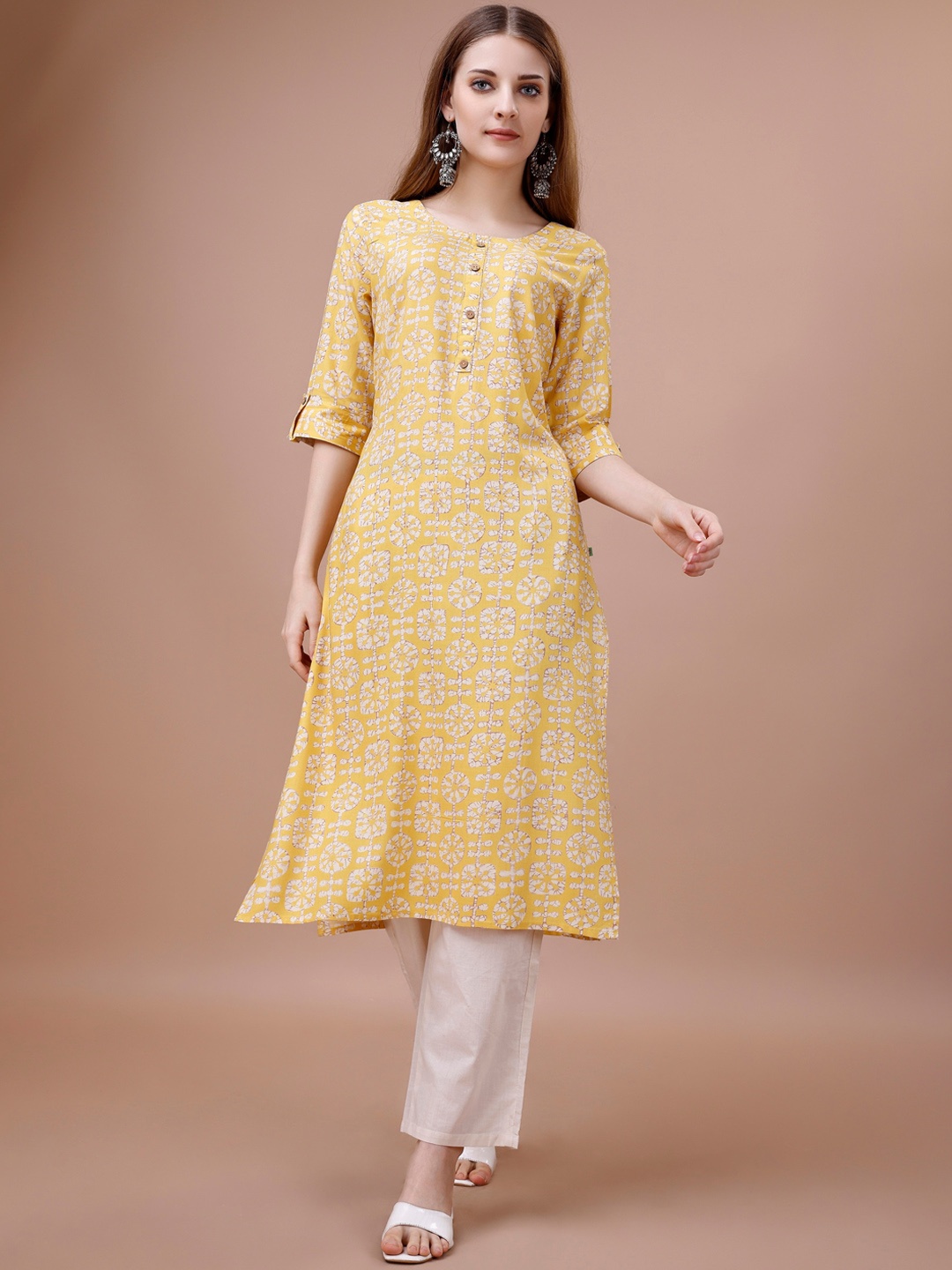 

Ishin White Floral Printed Roll-Up Sleeves Straight Kurta