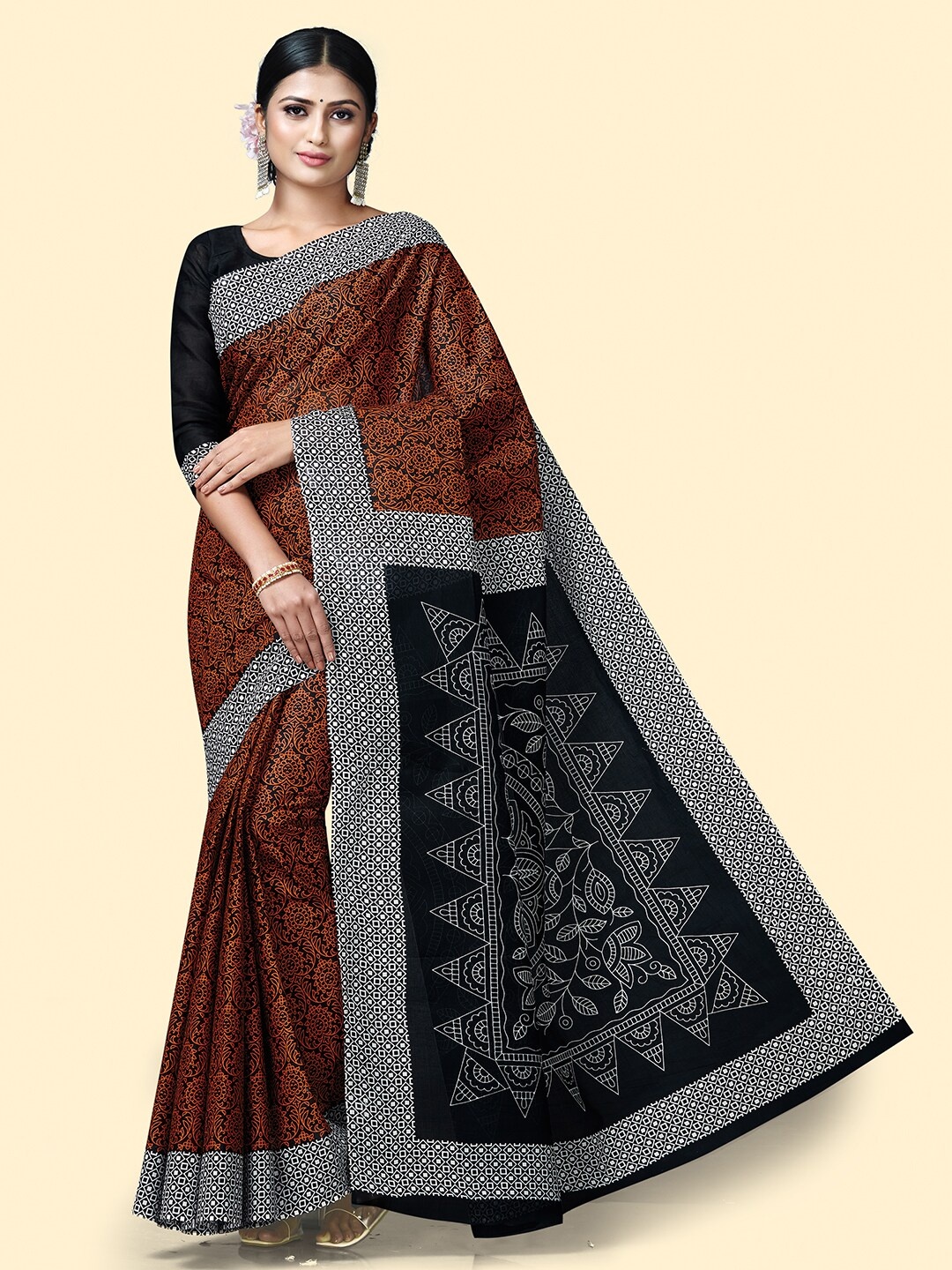 

SHANVIKA Floral Printed Pure Cotton Saree, Black