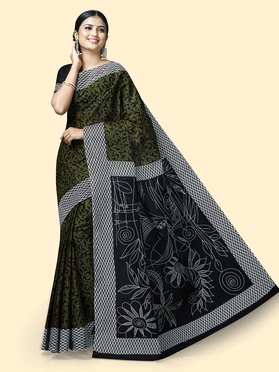 

SHANVIKA Floral Printed Pure Cotton Saree, Black