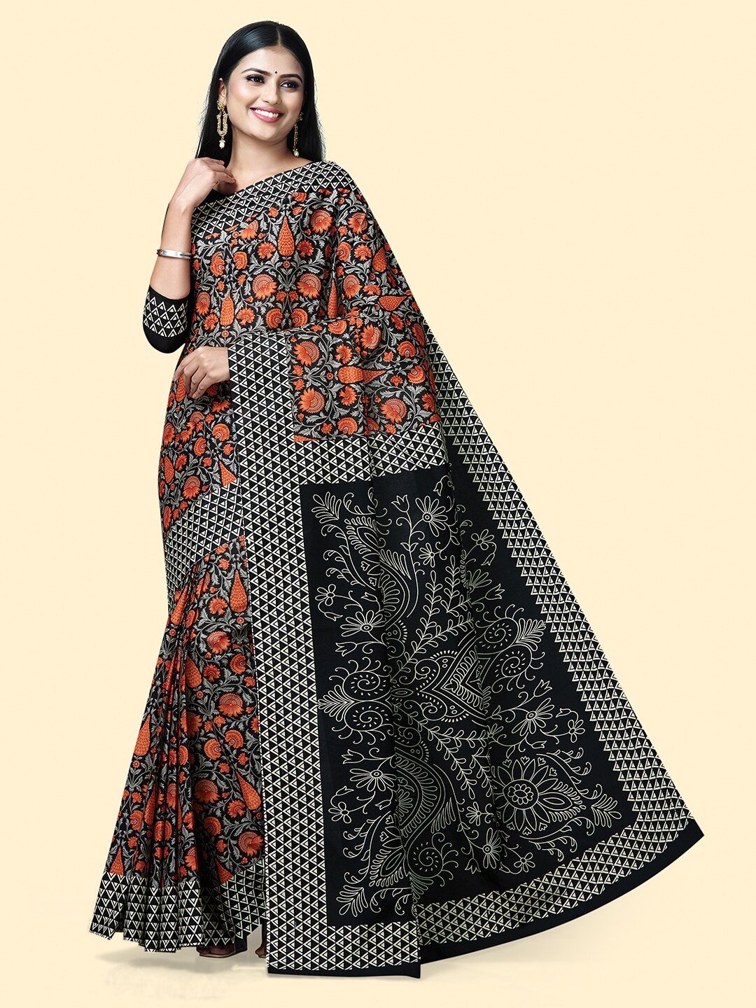 

SHANVIKA Floral Printed Pure Cotton Saree, Black