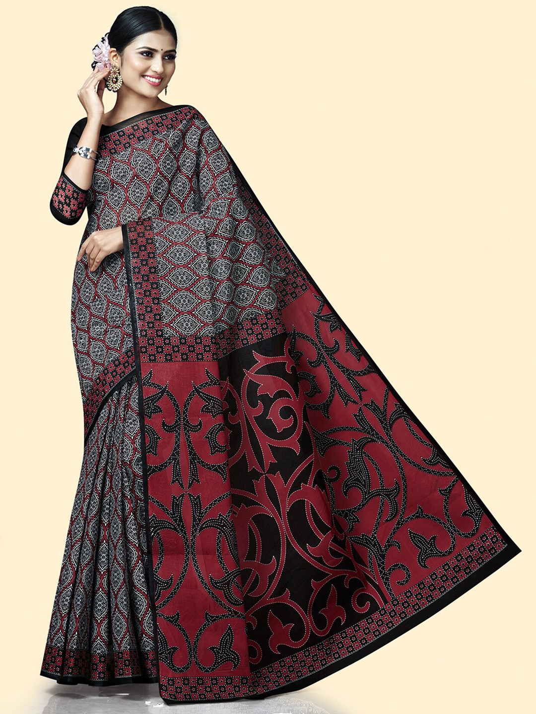 

SHANVIKA Ethnic Motif Printed Pure Cotton Saree, Black