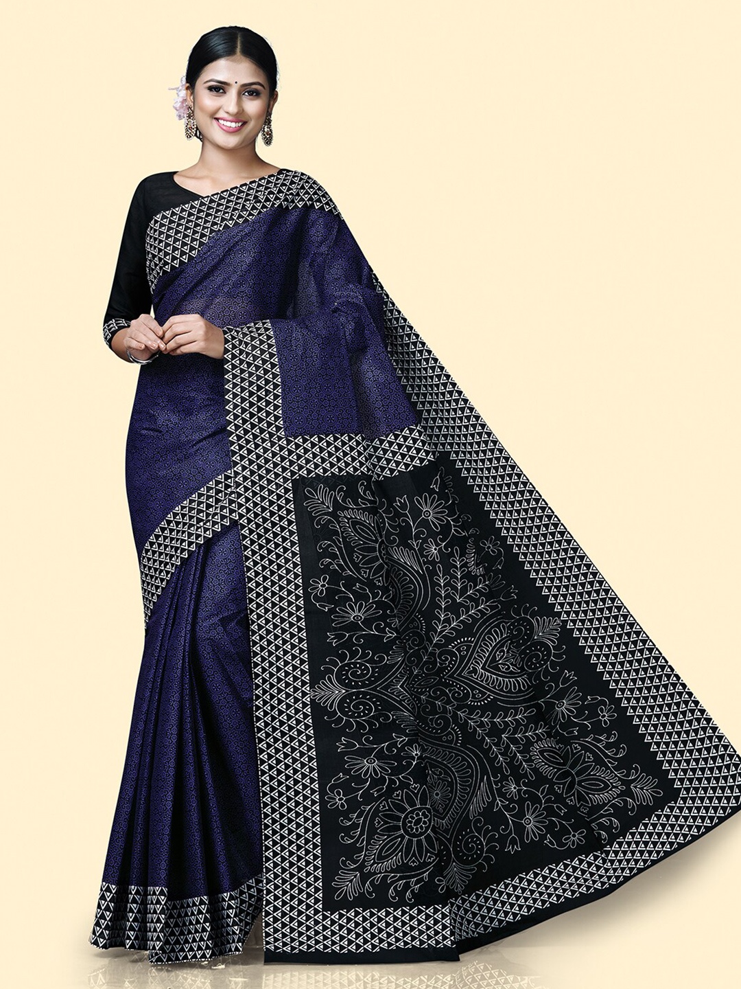 

SHANVIKA Floral Printed Pure Cotton Saree, Black