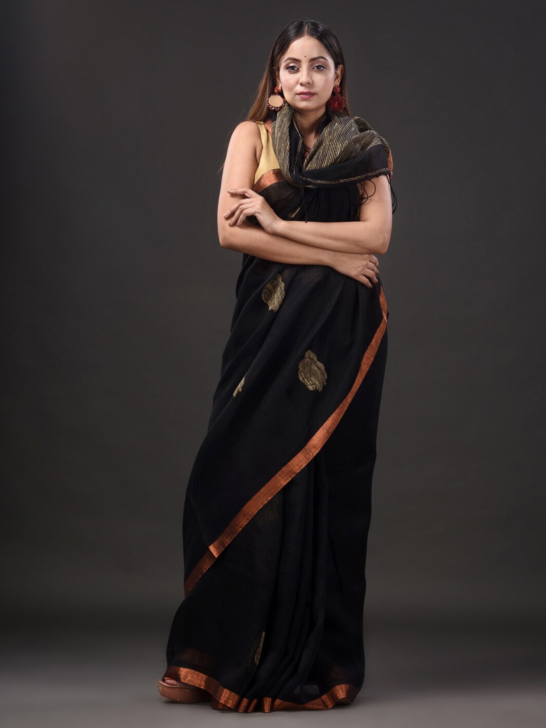 

Mitera Black & Gold-Toned Zari Pure Linen Saree