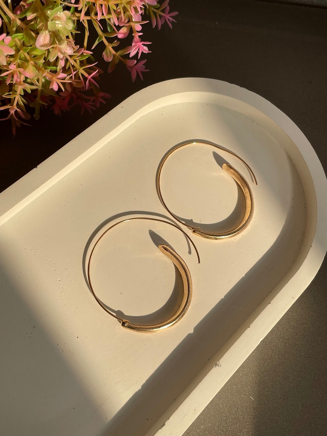 

ISHKAARA Contemporary Hoop Earrings, Gold