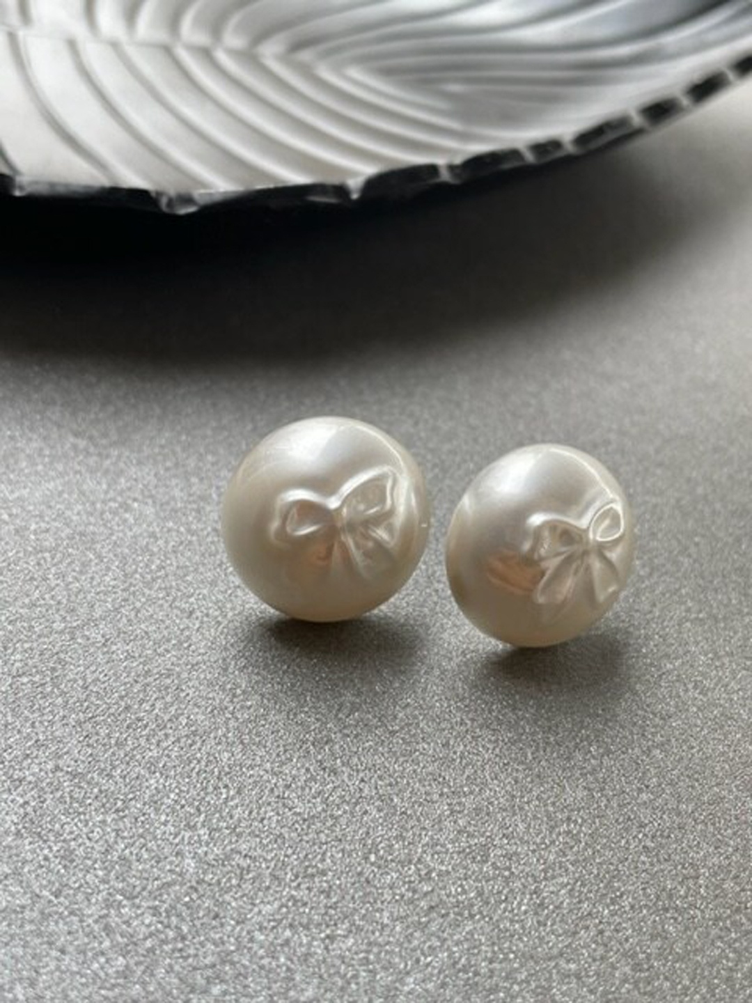 

ISHKAARA Bow Beaded Contemporary Studs Earrings, White