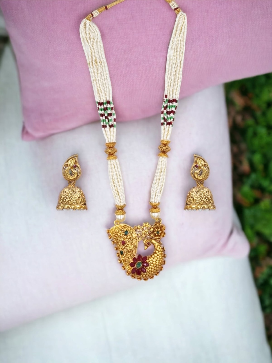 

Anouk Gold Plated Kundan Studded & Beaded Jewellery Set