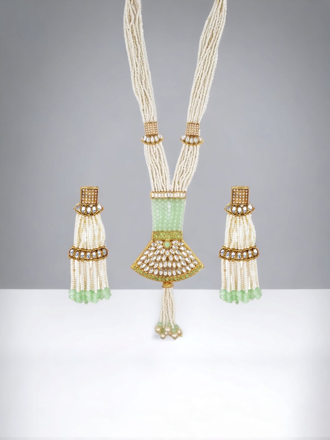 

Anouk Gold-Plated Kundan-studded & Beaded Jewellery Set