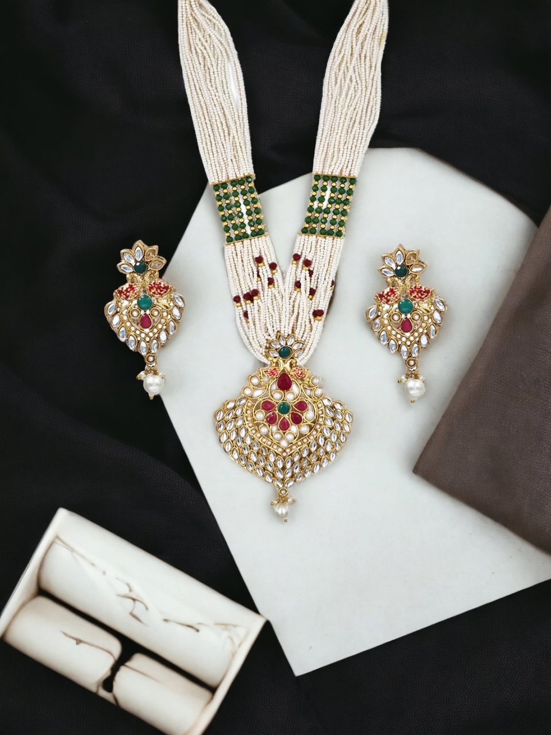 

Anouk Gold-Plated Kundan-studded & Beaded Jewellery Set