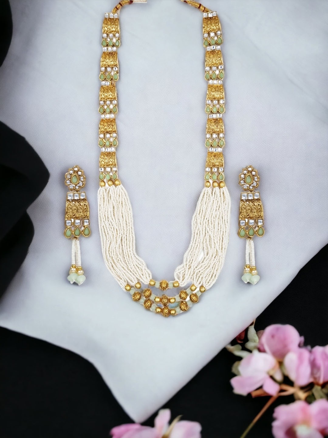 

Anouk Gold Plated Kundan Stone Studded & Beaded Jewellery Set
