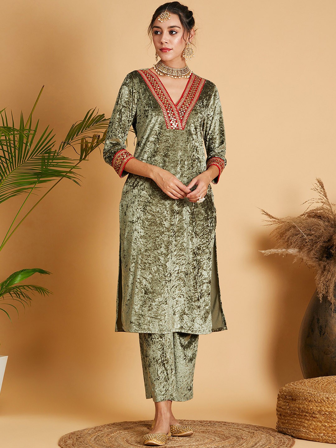 

Shae by SASSAFRAS Thread Work Velvet Straight Kurta, Olive
