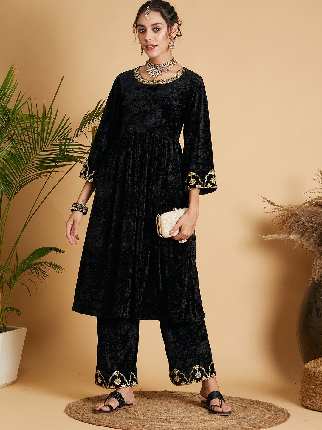 

Shae by SASSAFRAS Thread Work Gathered Velvet Kurta, Black