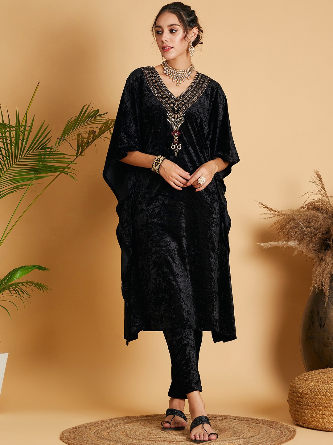 

Shae by SASSAFRAS Black Floral Yoke Design Extended Sleeves Sequinned Velvet Kurta