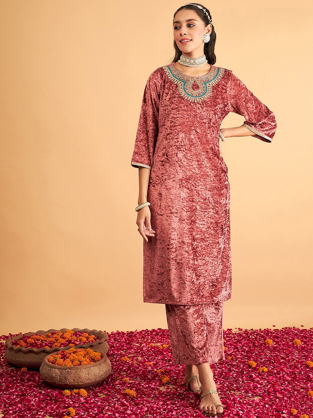 

Shae by SASSAFRAS Ethnic Motifs Yoke Design Thread Work Velvet Kurta, Pink