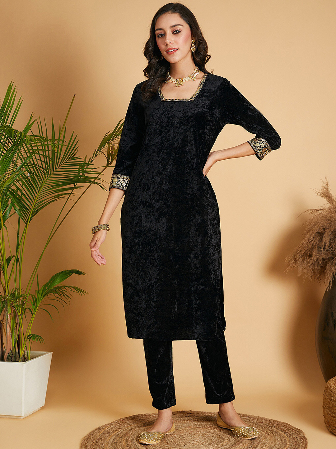 

Shae by SASSAFRAS Thread Work Velvet Kurta, Black