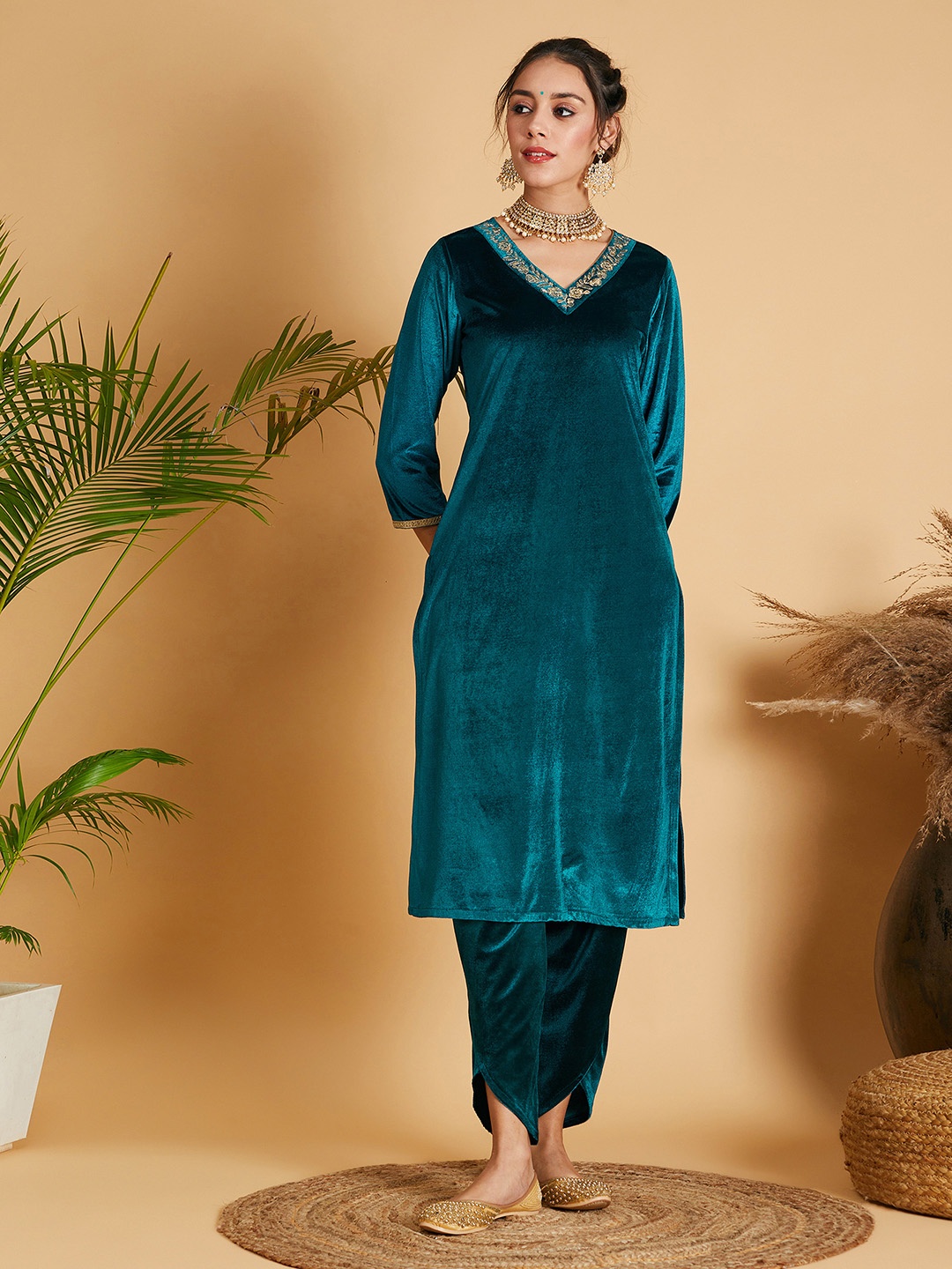 

Shae by SASSAFRAS Floral Embroidered V-Neck Zari Detail Velvet A-Line Kurta, Green