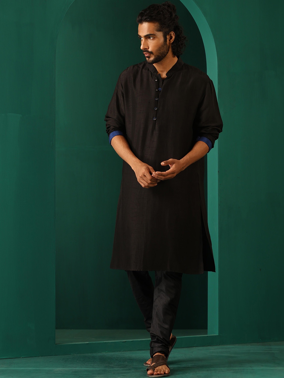

trueBrowns Embellished Mandarin Collar Regular Kurta, Black