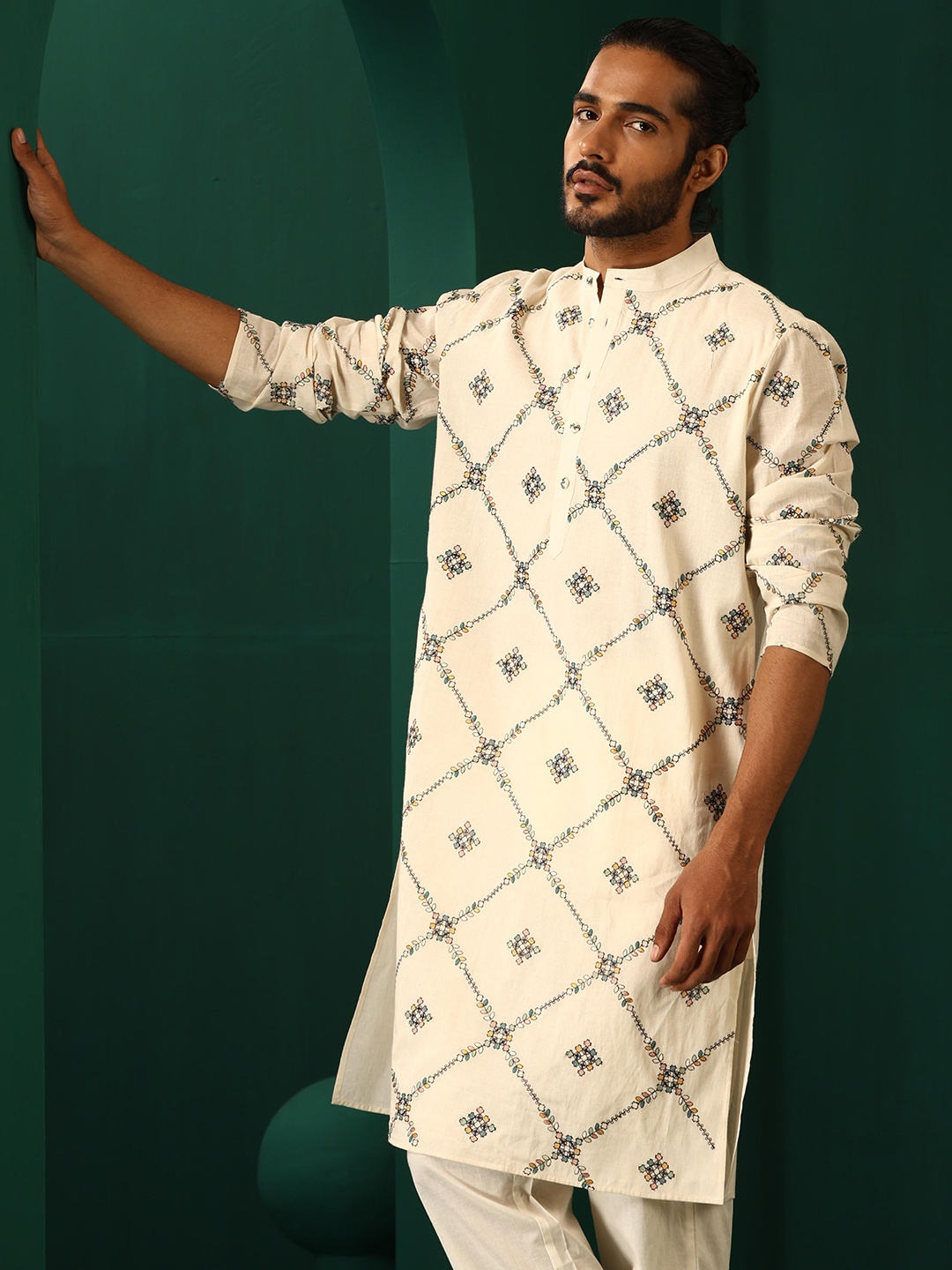

trueBrowns Ethnic Motifs Embroidered Thread Work Detailed Cotton Straight Kurta, Off white