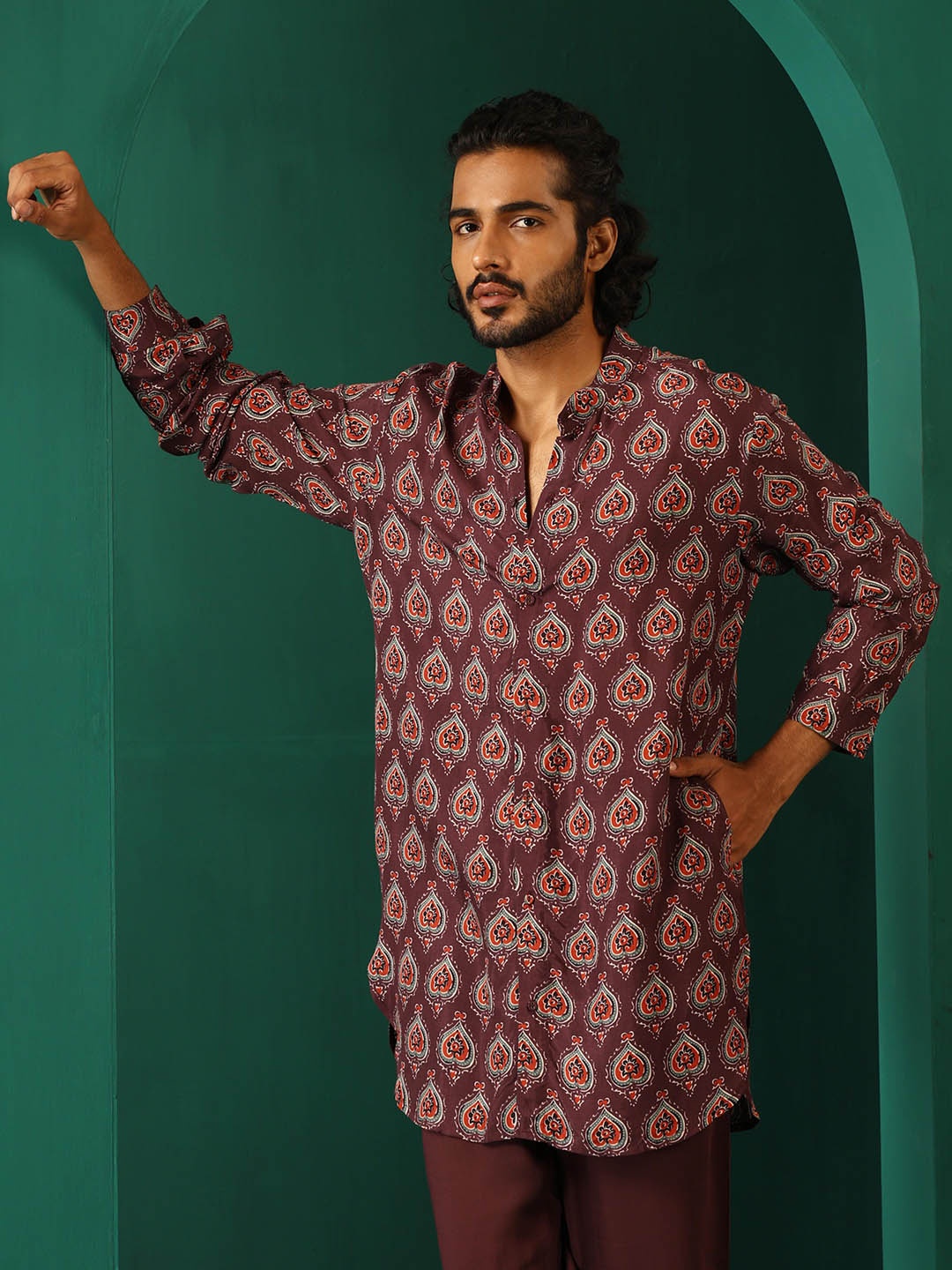 

trueBrowns Printed Mandarin Collar Kurta With Trousers, Maroon