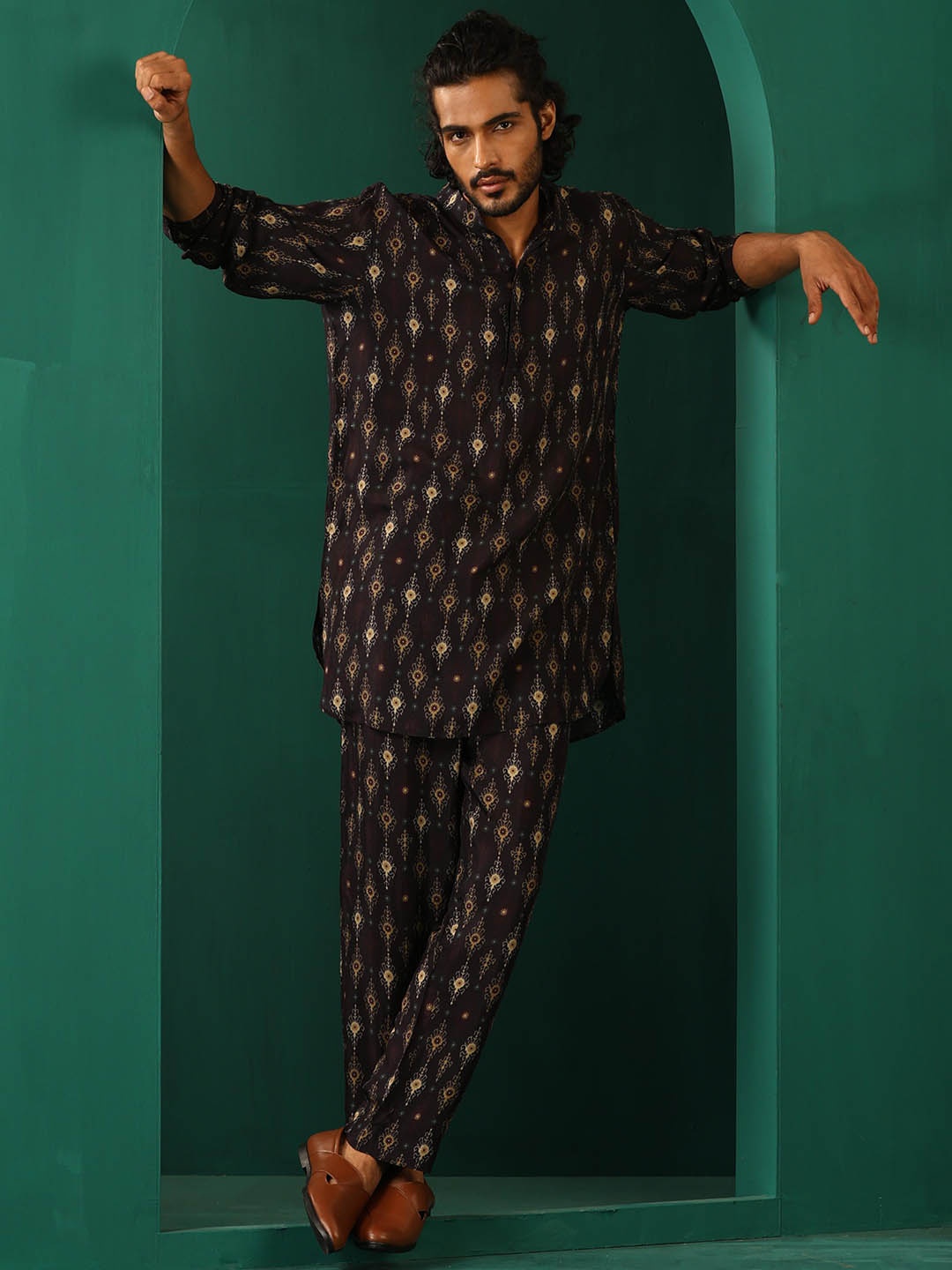 

trueBrowns Printed Kurta With Trousers, Black