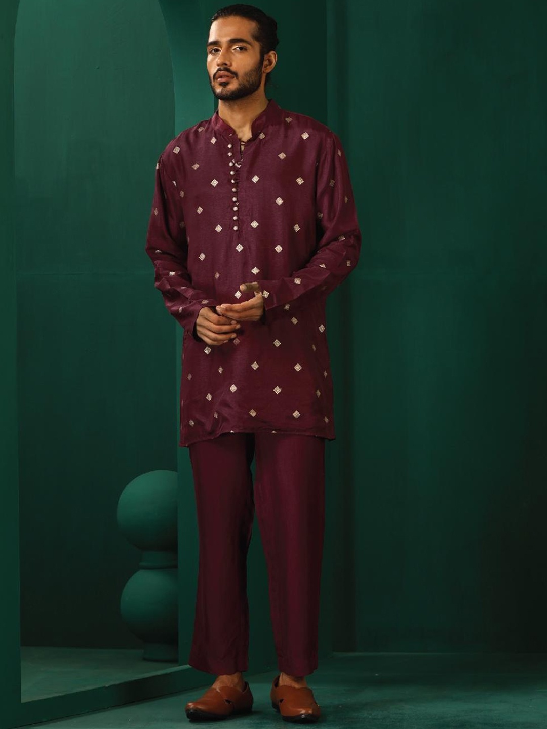 

trueBrowns Geometric Printed Mandarin Collar Regular Kurta With Trousers, Burgundy