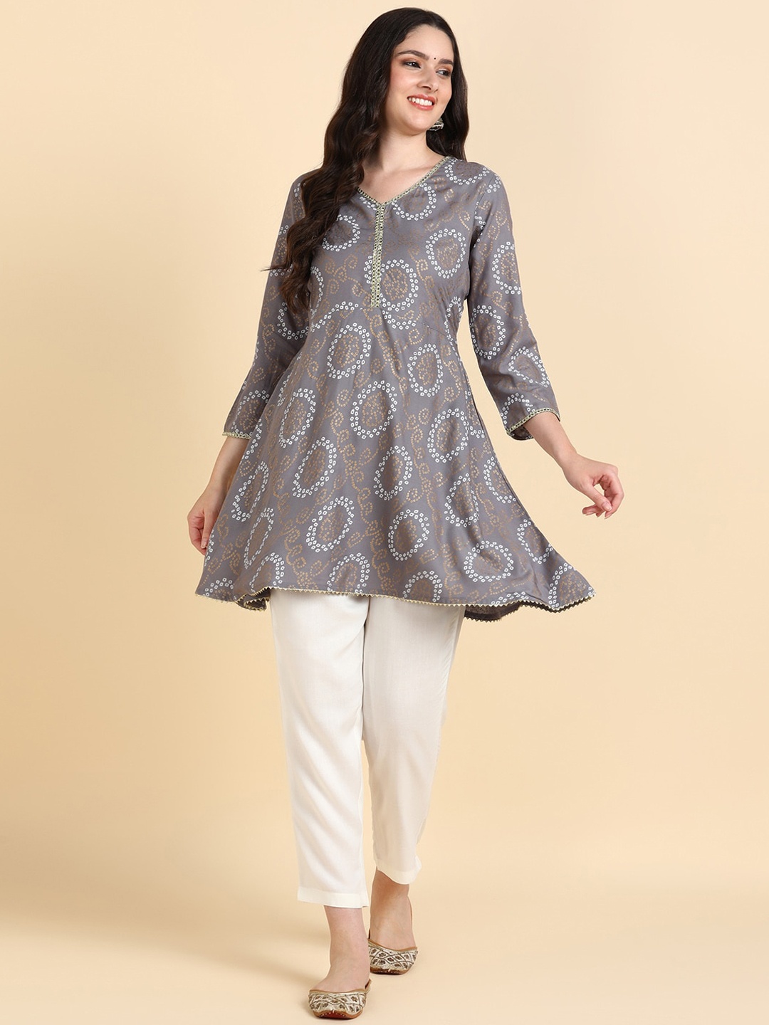 

HERE&NOW Bandhani Printed Regular Kurti With Trousers, Grey