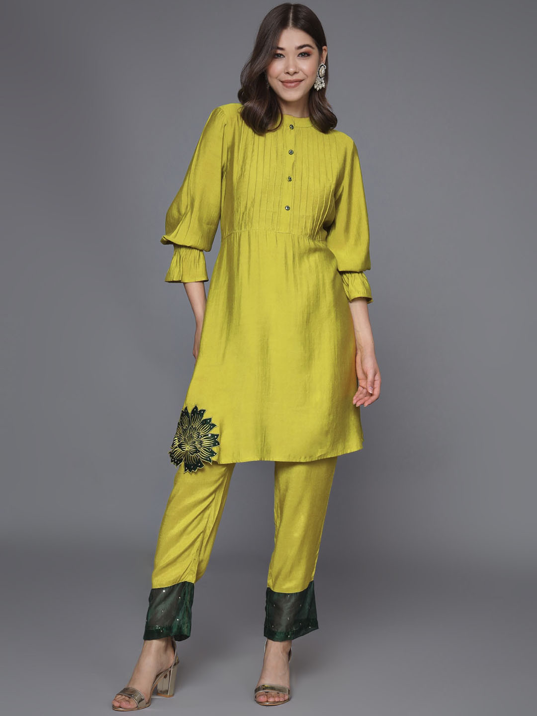 

HEEPOSH Floral Embroidered Band Collar Puffed Sleeves Pleated A-Line Kurta with Trouser, Green