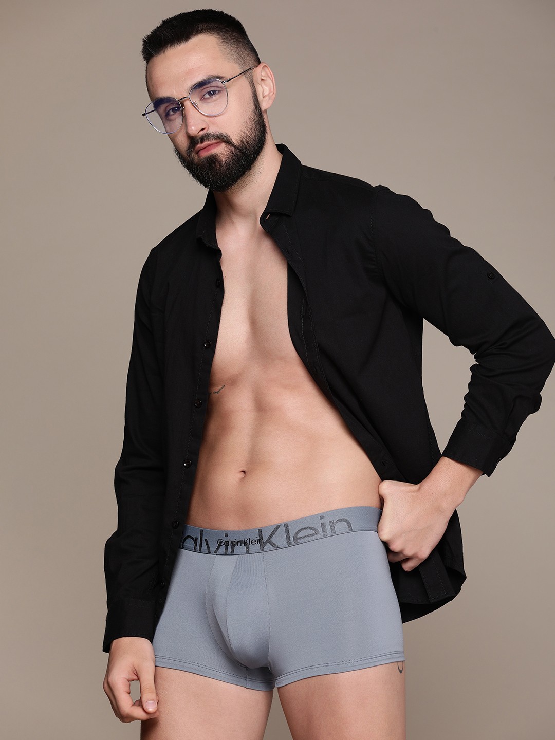 

Calvin Klein Underwear Men Low-Rise Solid Trunks NB3312PB4, Grey