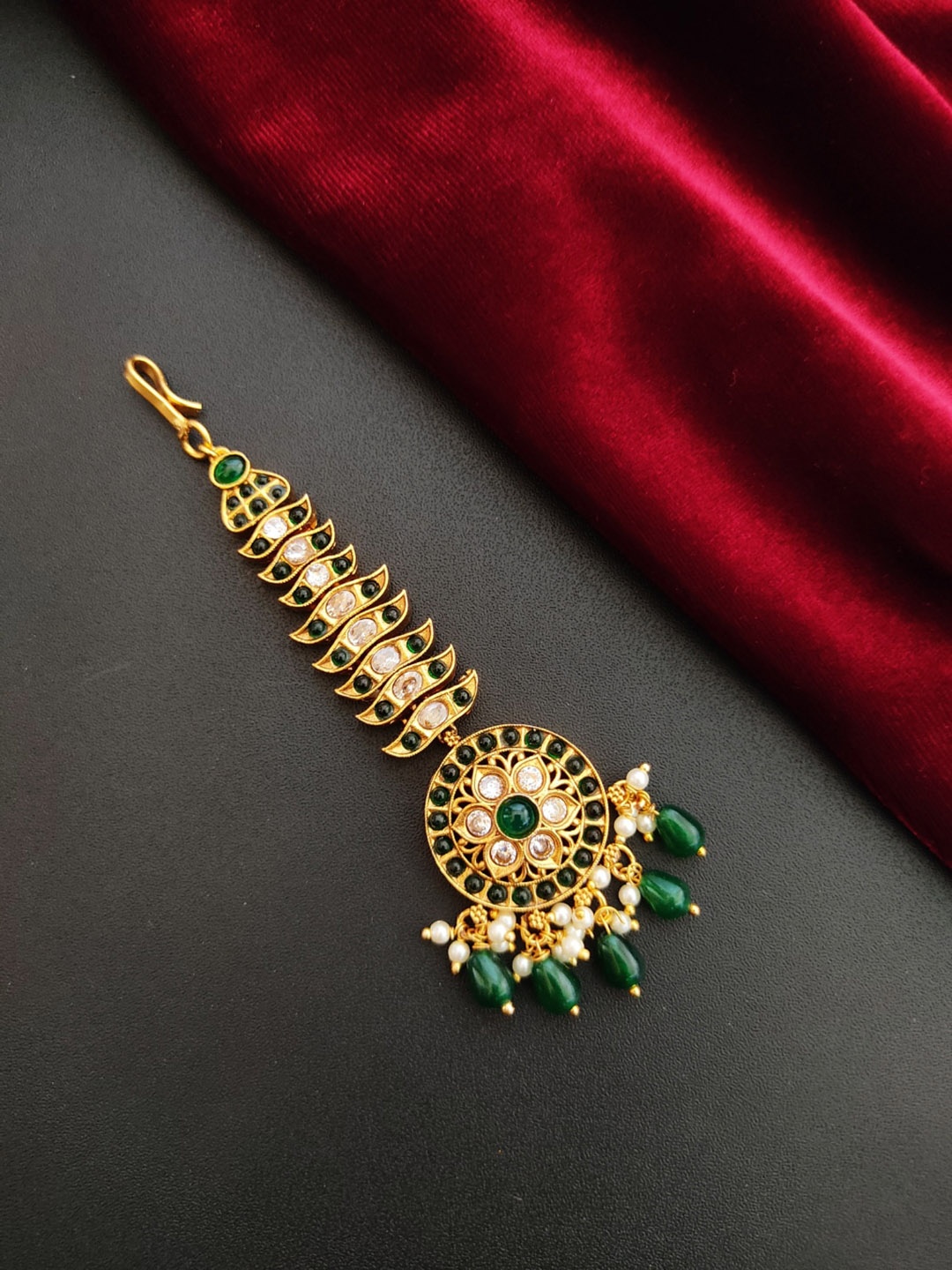 

Pihtara Jewels Gold-Plated Kundan-Studded & Pearls Beaded Maang Tikka