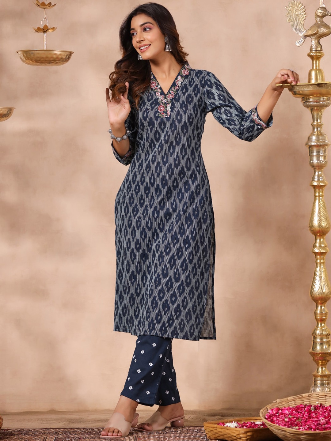 

Anubhutee Ethnic Motifs Printed Thread Work V-Neck Pure Cotton Kurta with Trousers, Navy blue