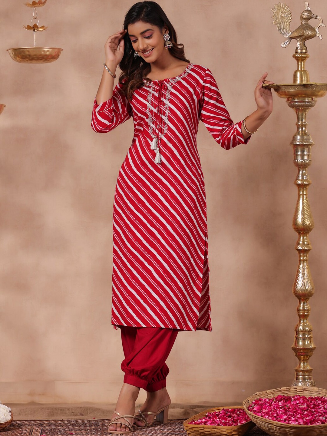 

Anubhutee Striped Thread Work Kurta, Red