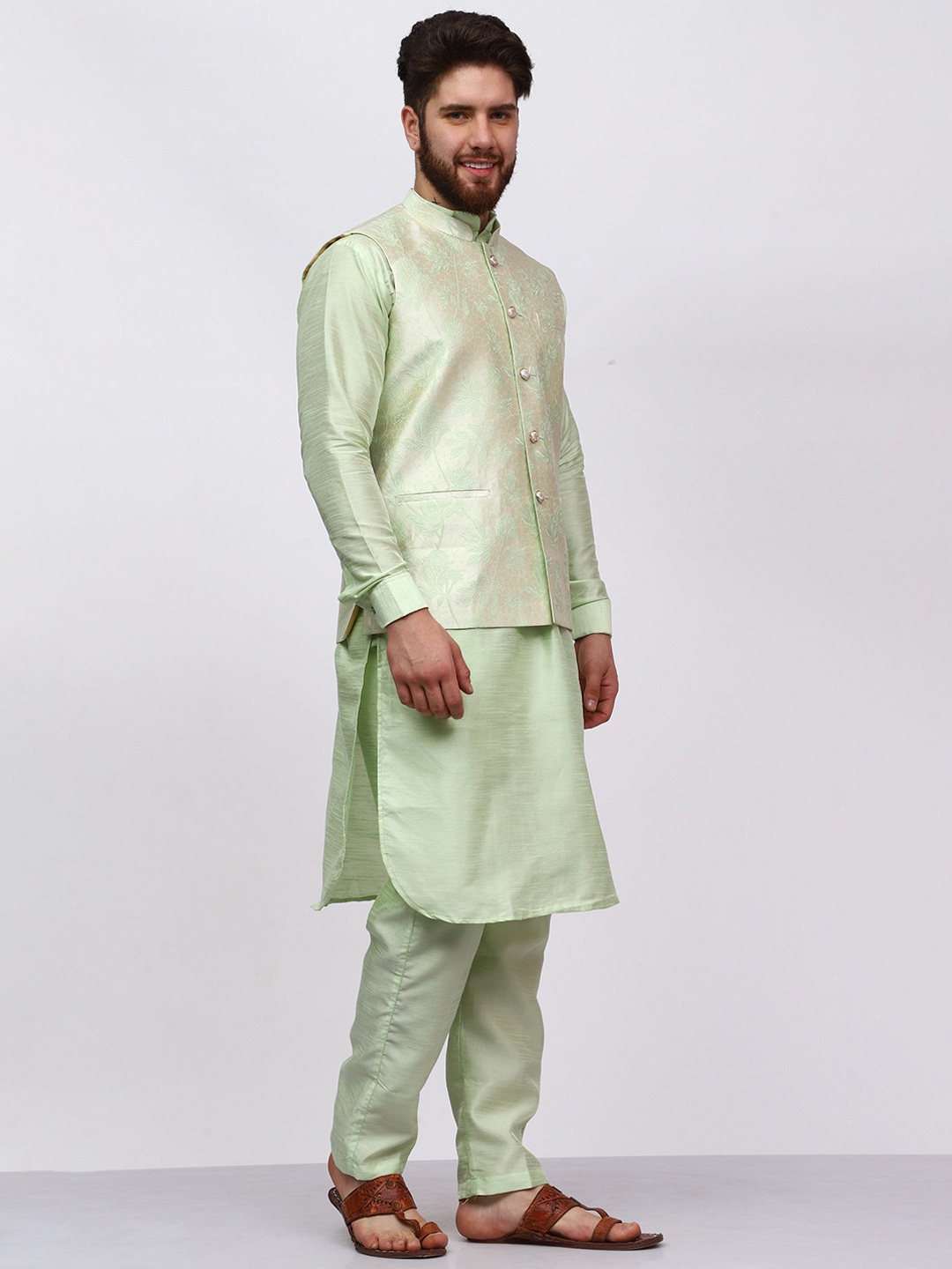 

MAG Mandarin Collar Regular Kurta With Trousers & Waistcoat, Green