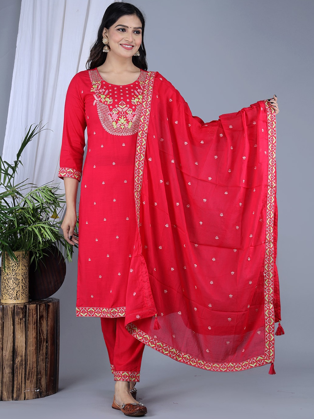 

IkDaiya Ethnic Motifs Embroidered Regular Kurta With Trousers & Dupatta, Pink