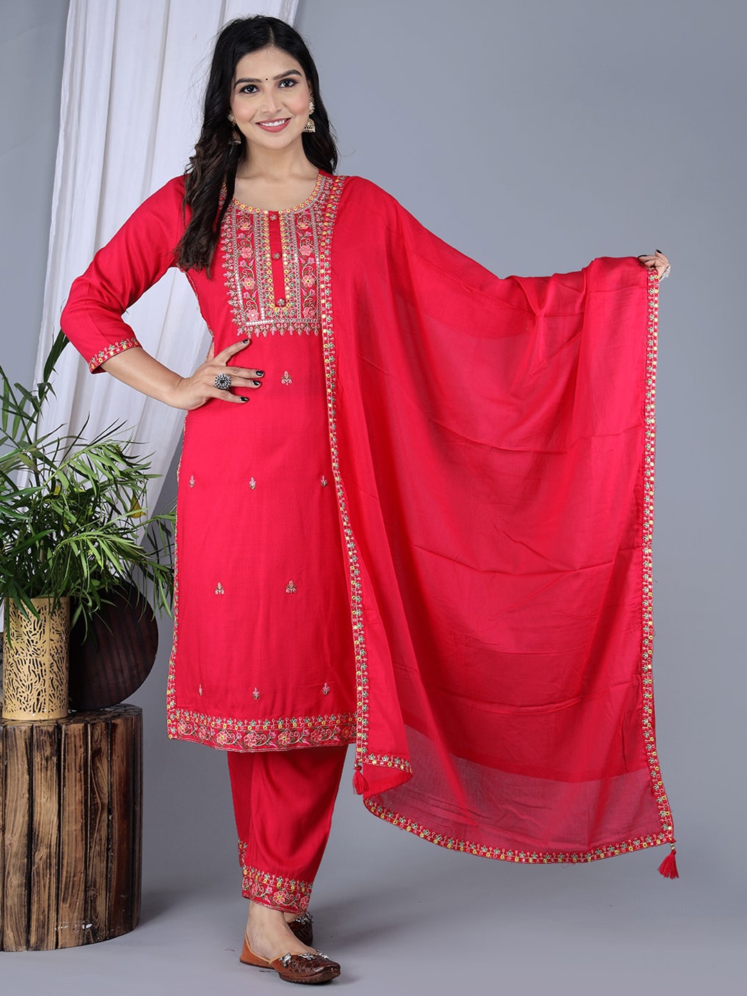 

IkDaiya Floral Embroidered Regular Straight Kurta & Trousers With Dupatta, Pink