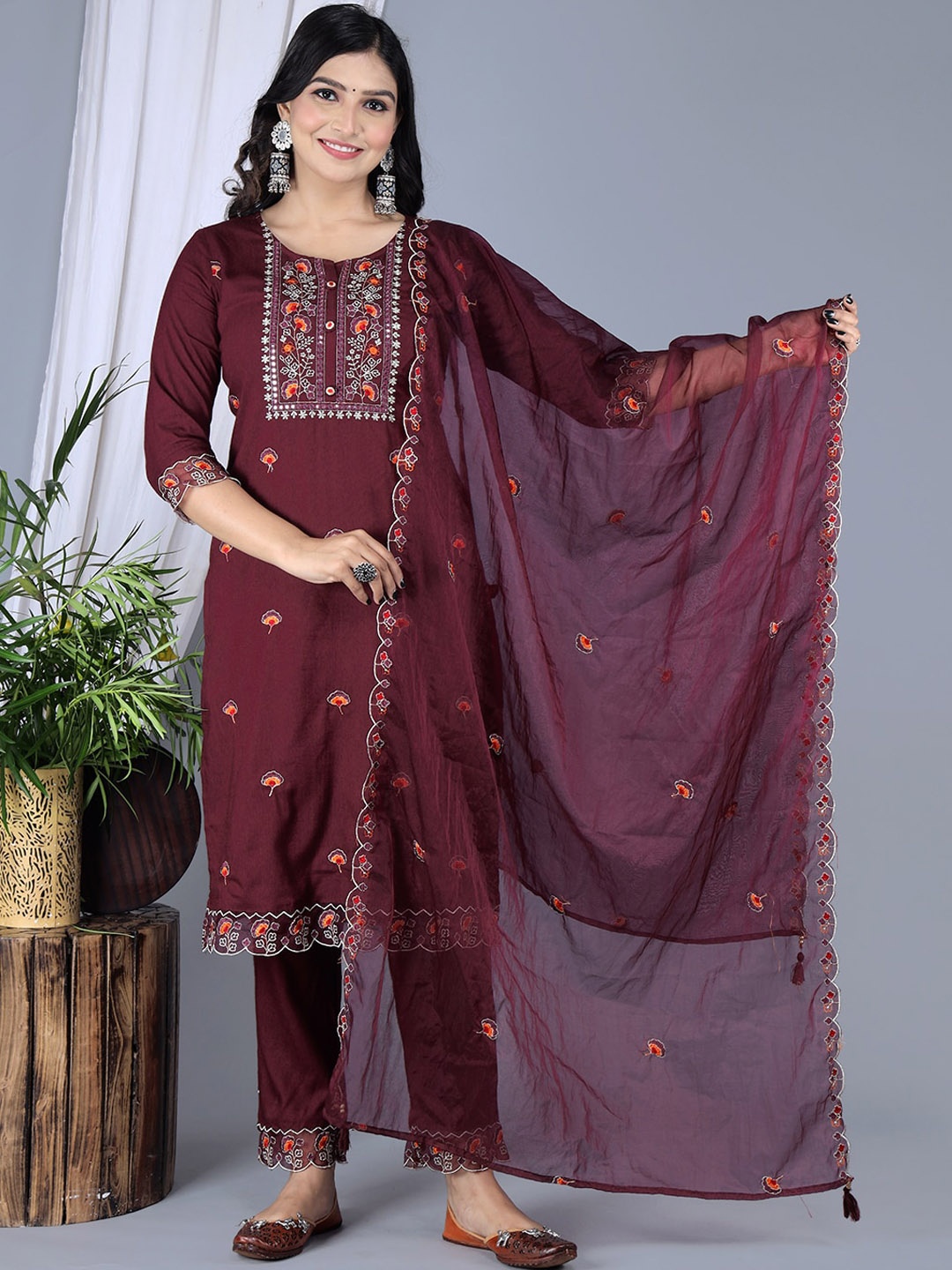 

IkDaiya Floral Embroidered Regular Kurta With Trousers & Dupatta, Purple