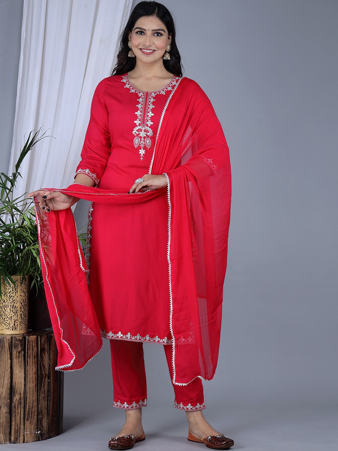 

IkDaiya Floral Embroidered Regular Straight Kurta & Trousers With Dupatta, Pink