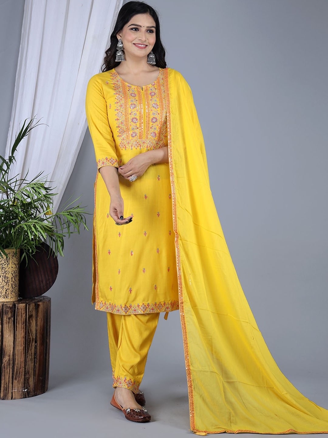 

IkDaiya Ethnic Motifs Embroidered Regular Sequinned Kurta with Trousers & Dupatta, Yellow