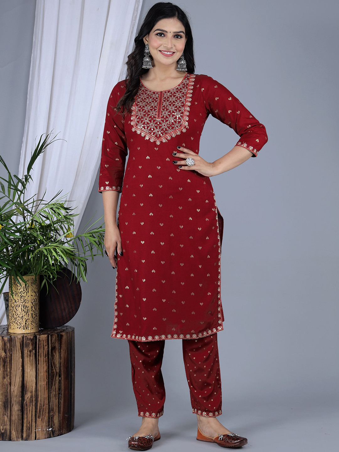 

IkDaiya Ethnic Motifs Embroidered Regular Thread Work Kurta With Trousers & Dupatta, Maroon