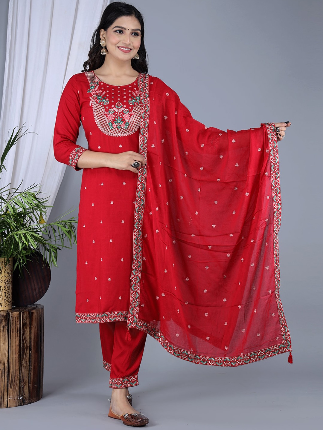 

IkDaiya Ethnic Motifs Embroidered Regular Kurta With Trousers & Dupatta, Red