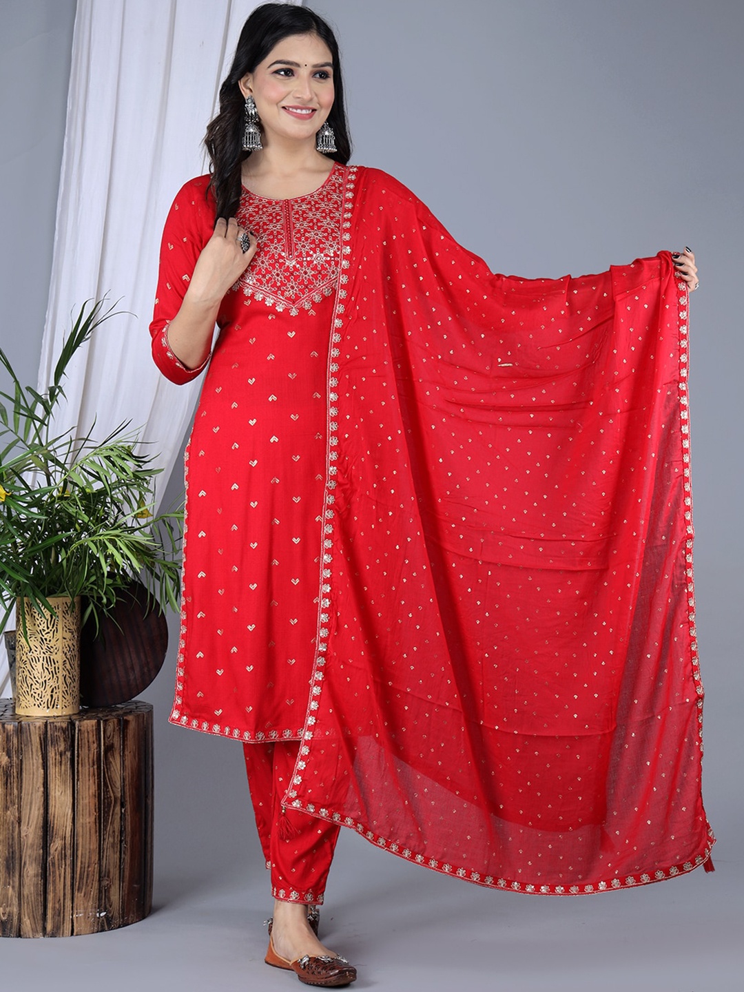 

IkDaiya Ethnic Motifs Printed Regular Thread Work Kurta with Trousers & Dupatta, Red